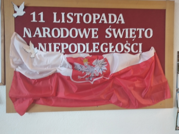 Uczniowie podczas zajęć świetlicowych - przygotowania do Narodowego Święta Niepodległości