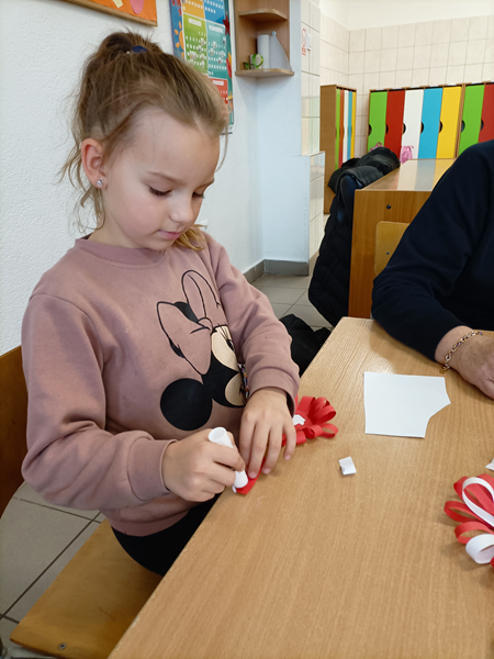 Kotyliony wykonywane przez dzieci na zajęciach świetlisowych.