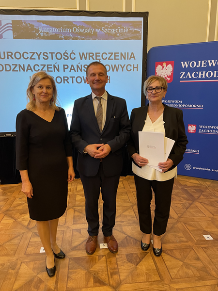 Danuta Rosiak i Mirosława Turczyn w towarzystwie Zachodniopomorskiego Wicekuratora Oświaty Dariusza Ogorzałka.